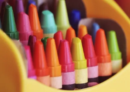 una serie di pennarelli multicolori come quelli utilizzati nei servizi educativi prima infanzia